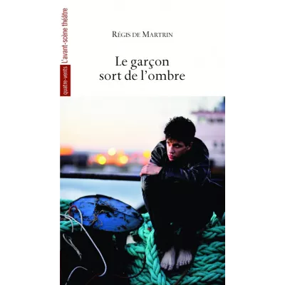 Le garçon sort de l'ombre