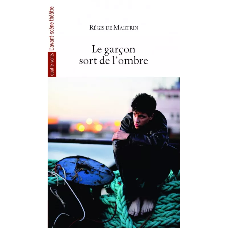 Le garçon sort de l'ombre